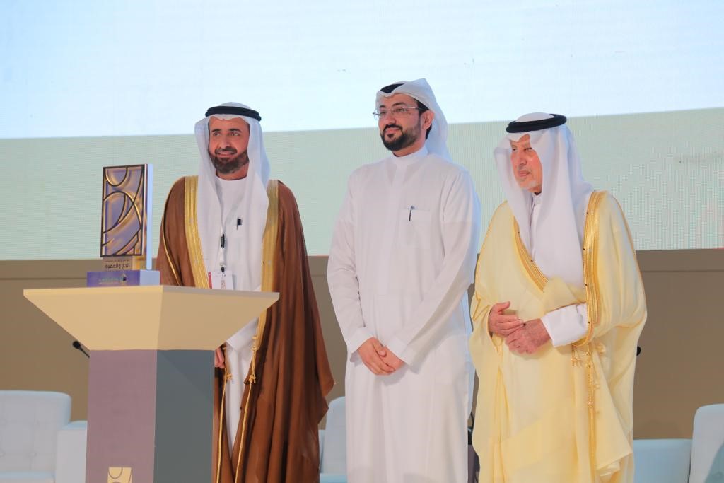 صاحب السمو الملكي الأمير خالد الفيصل يكرم شركة رؤية الخبراء الاستشارية لرعاية تحدي الحج والعمرة.